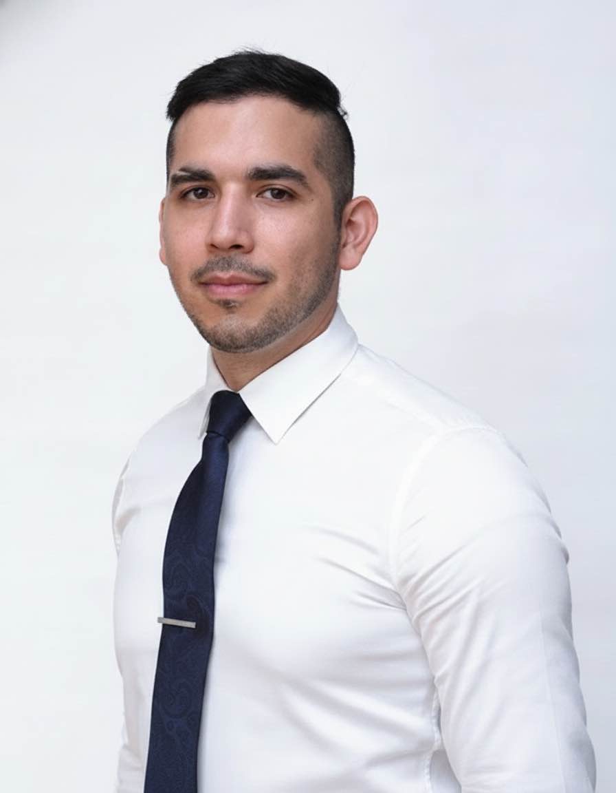 Преподаватель Альфредо, носитель языка — США